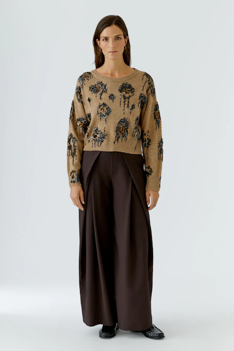 Brauner Damen-Pullover mit schwarzem Blumenmuster, ideal für einen lässigen Look.