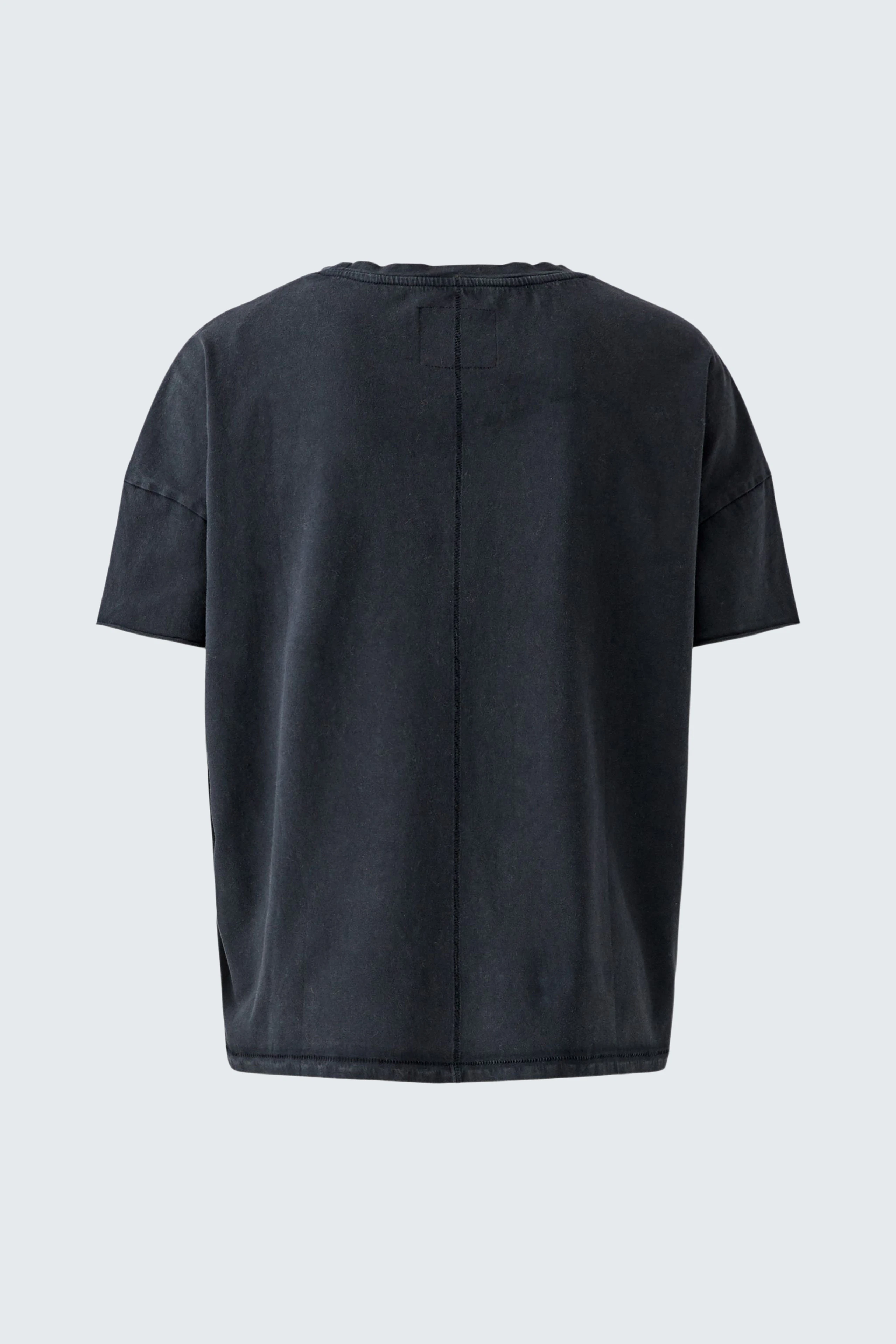 Casual women's T-shirt: Black short-sleeve T-shirt with a simple, relaxed fit.