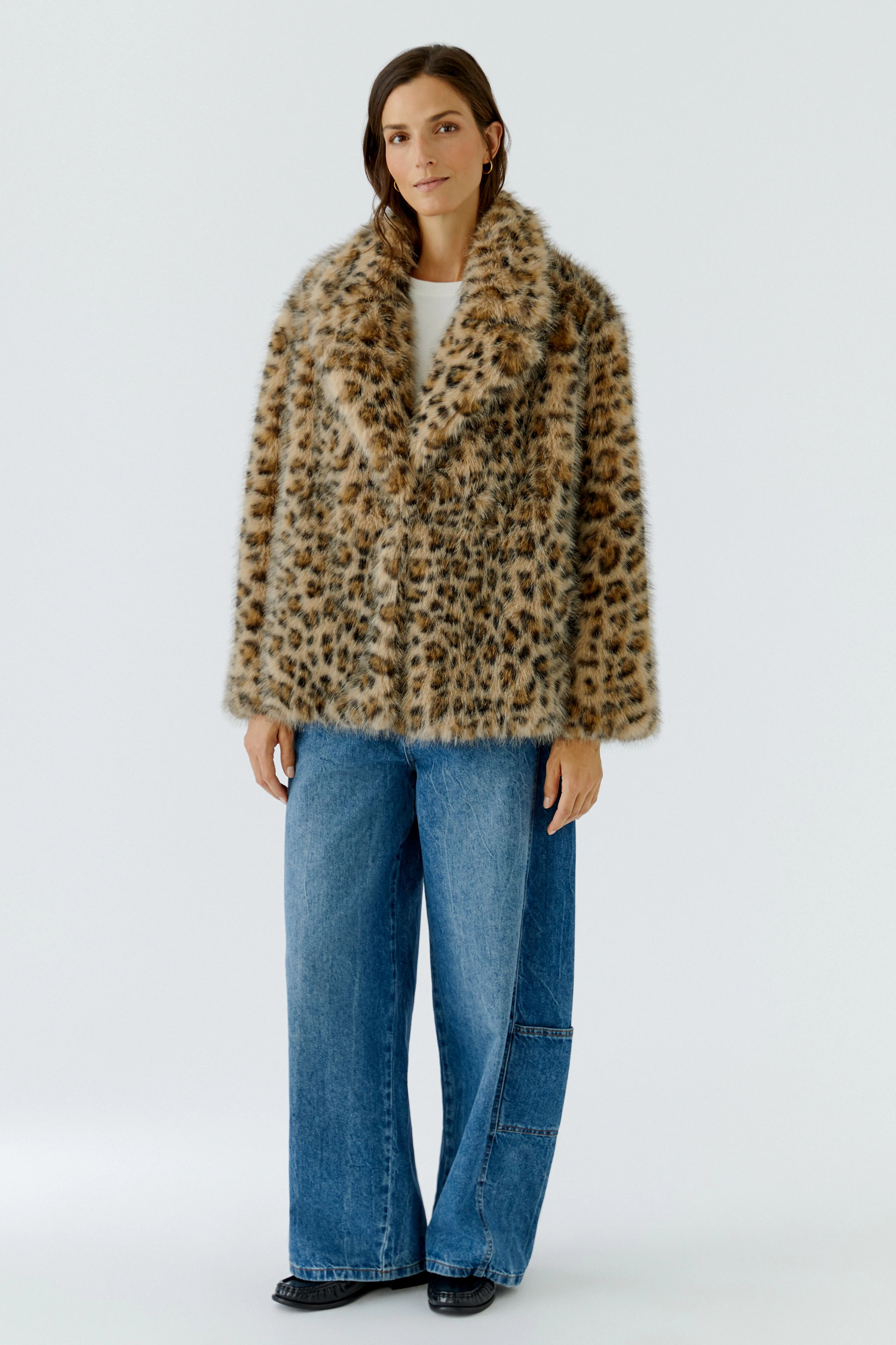 Leopardmuster-Outdoorjacke: Flauschige Jacke in Braun- und Beigetönen, ohne Model, für modische Akzente.