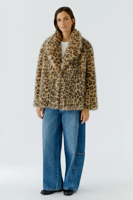 Leopardmuster-Outdoorjacke: Flauschige Jacke in Braun- und Beigetönen, ohne Model, für modische Akzente.