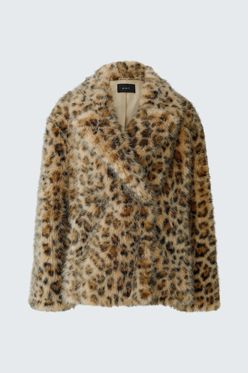 Leopardmuster-Outdoorjacke: Flauschige Jacke in Braun- und Beigetönen, ohne Model, für modische Akzente.