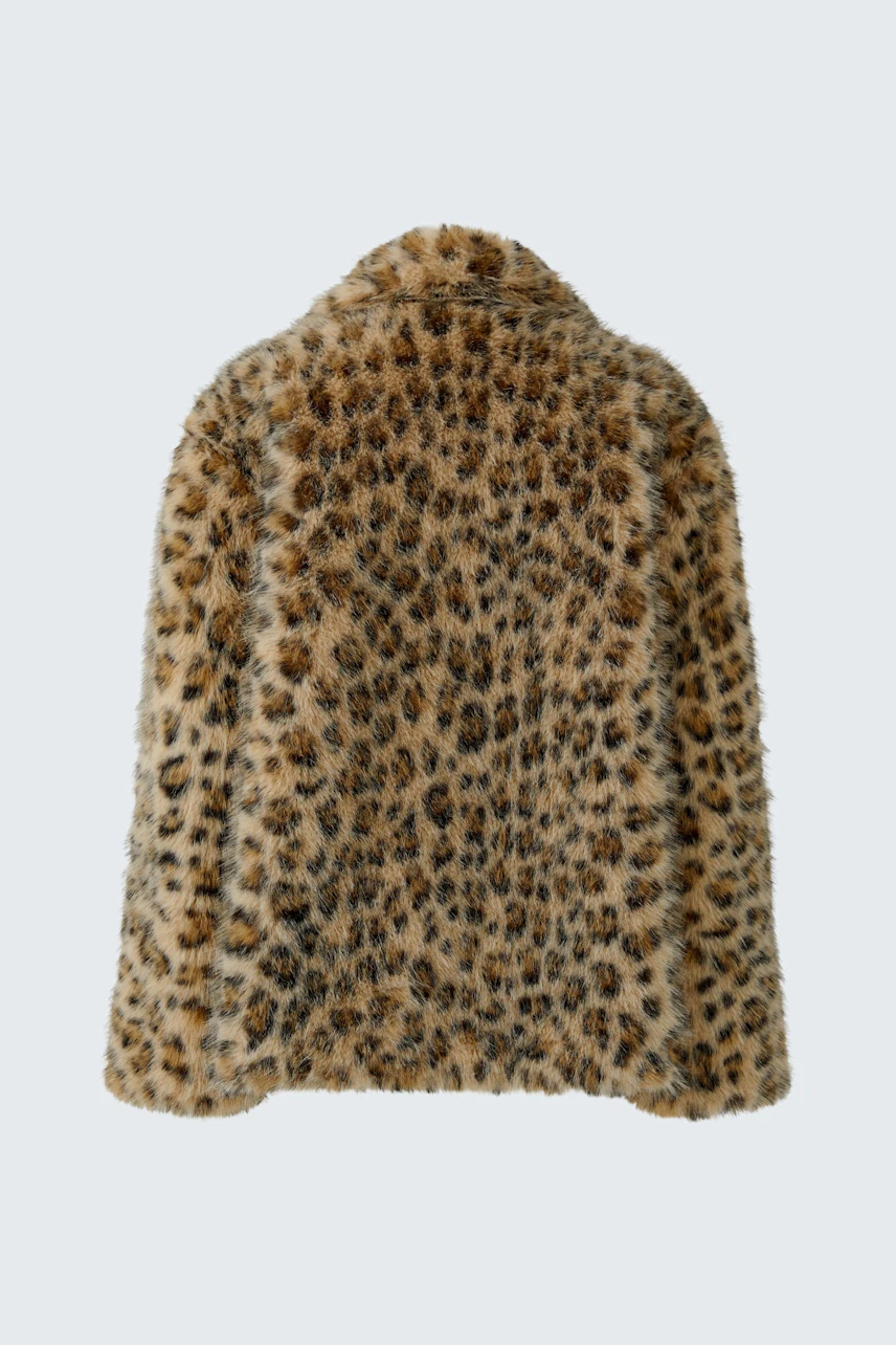 Leopardmuster-Outdoorjacke: Auffällige Jacke mit tierischem Print, perfekt für modische Akzente im Alltag.
