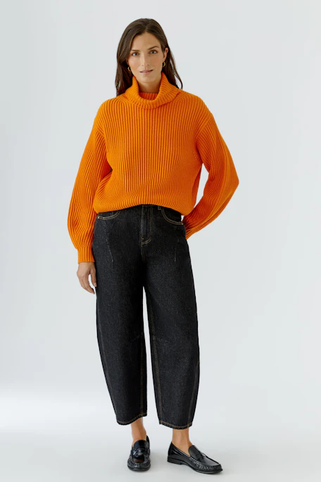 Jeans Barrel: Dunkelblaue, weite Jeans ohne Model, ideal für lässige Outfits.