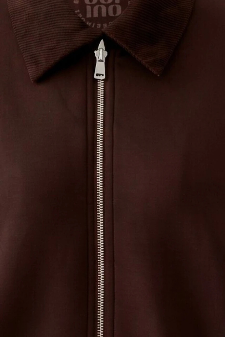 Braune Damen-Jacke mit Reißverschluss und Kragen aus Cordstoff, schlicht und vielseitig kombinierbar.