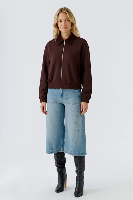 Braune Damen-Jacke: Schlichte Jacke mit Reißverschluss und Kragen, ohne Model präsentiert.