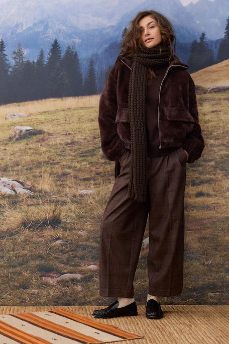 Casual pleated trousers: Brown checkered design, wide-leg fit, perfect for a relaxed yet stylish look.