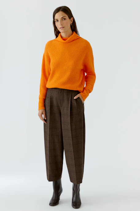 Braune Bundfaltenhose mit Karomuster, locker geschnitten. Ideal für einen lässigen Look.