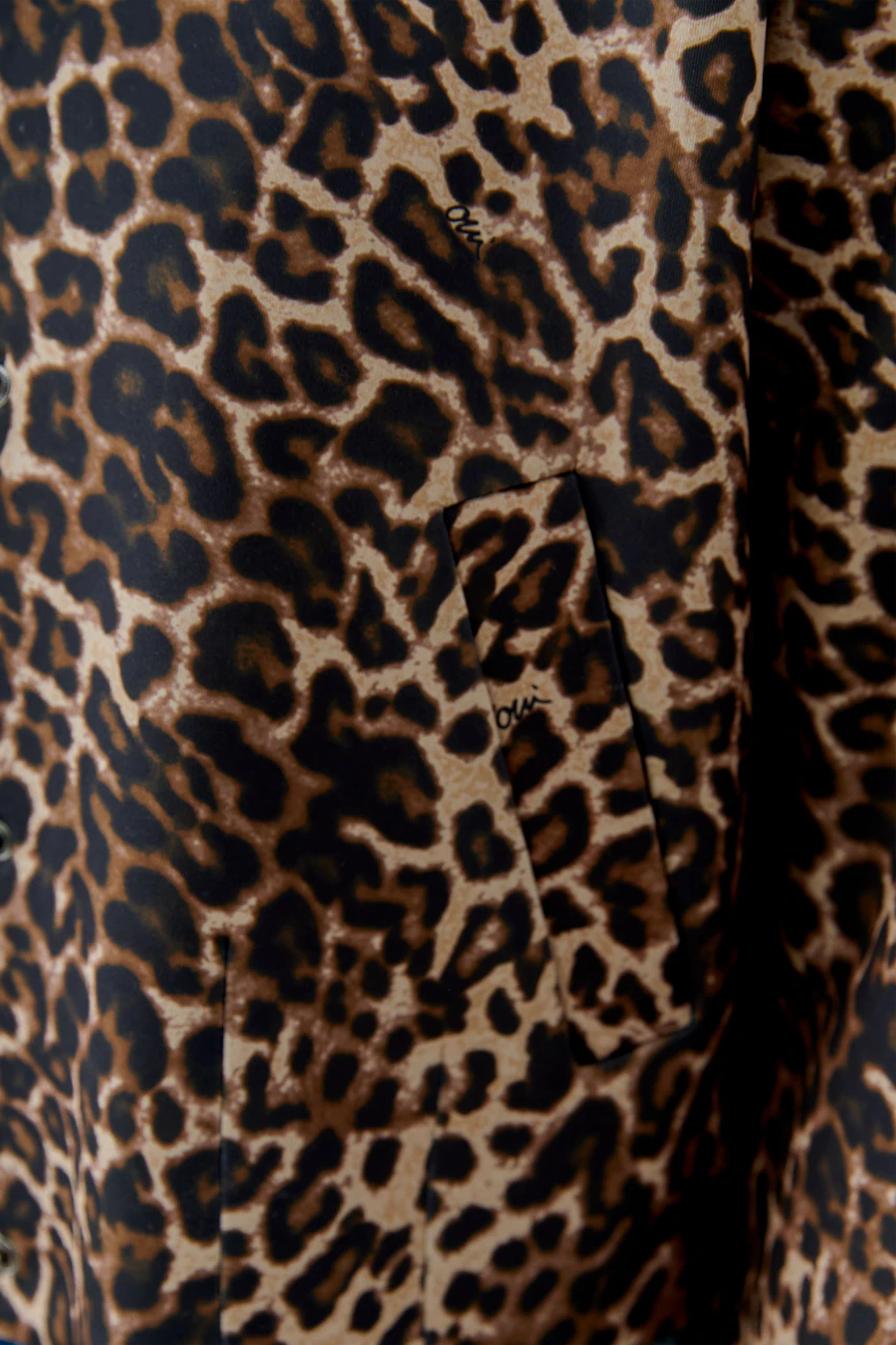 Leopardenmuster-Jacke: Detailaufnahme der Jacke mit auffälligem Leopardenmuster, ohne Model.