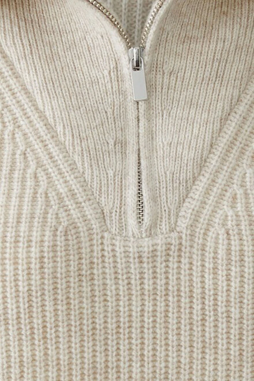 Beiger Damen-Pullover mit Reißverschluss und feinem Strickmuster, ideal für kühle Tage.