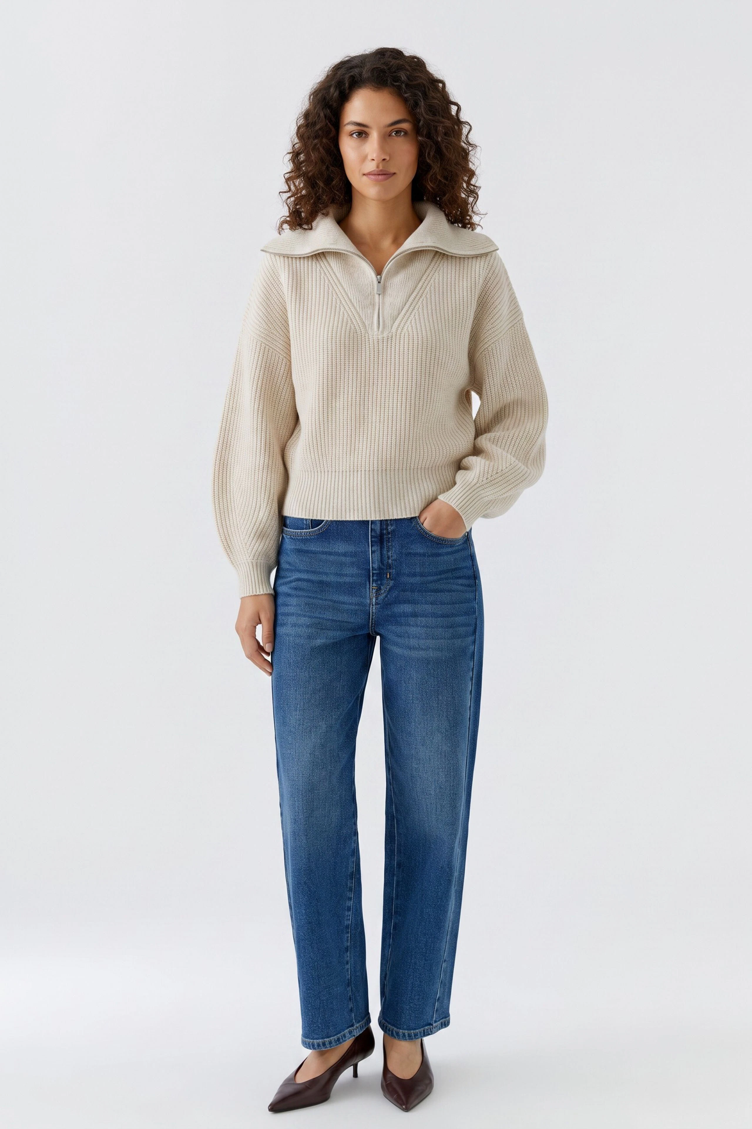 Beiger Damen-Pullover: Weicher Strickpullover mit Reißverschluss und breitem Kragen, ohne Model abgebildet.