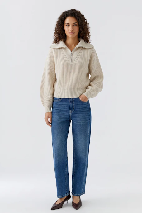 Beiger Damen-Pullover: Weicher Strickpullover mit Reißverschluss und breitem Kragen, ohne Model abgebildet.
