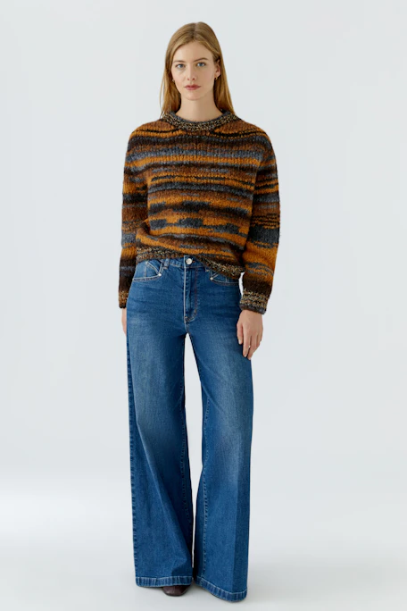Gemusterter Damen-Pullover in warmen Erdtönen, ideal für einen lässigen Look.