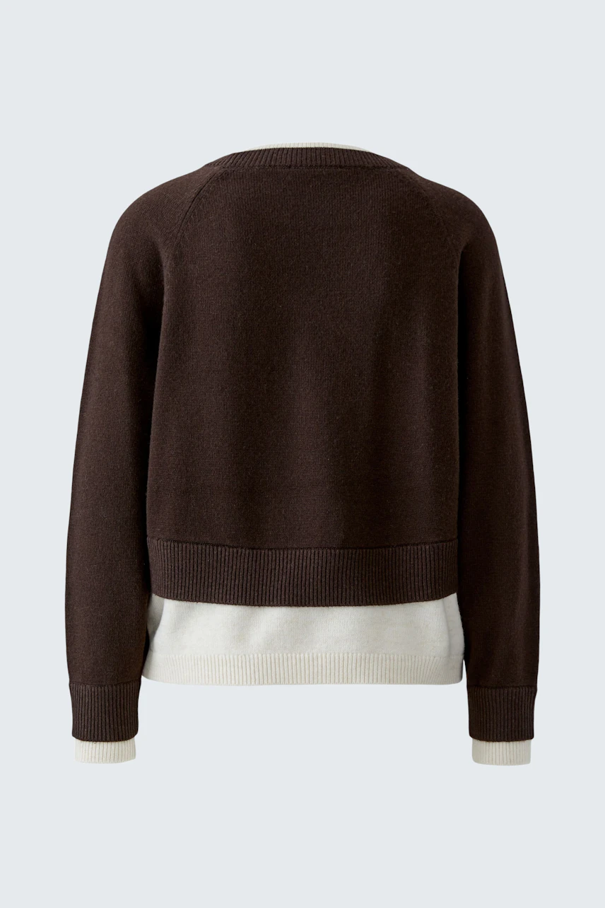 Klassischer Damen-Pullover: Brauner Pullover mit weißem Saum, schlicht und vielseitig kombinierbar.