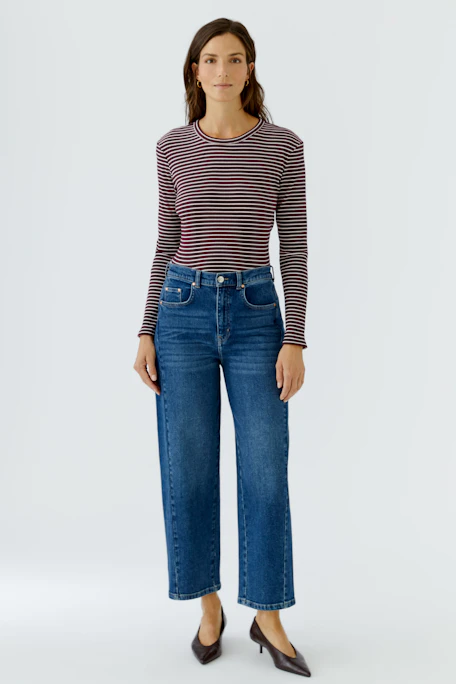 Gestreiftes Langarmshirt in Bordeaux und Weiß. Schlichtes Design, ideal für lässige Outfits.